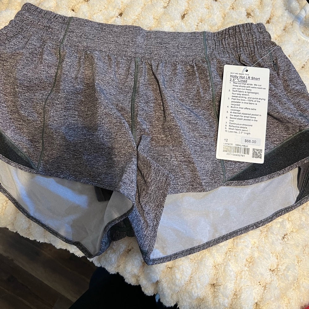 NWT Lululemon LR Hotty Hot 2.5 Shorts Size 12